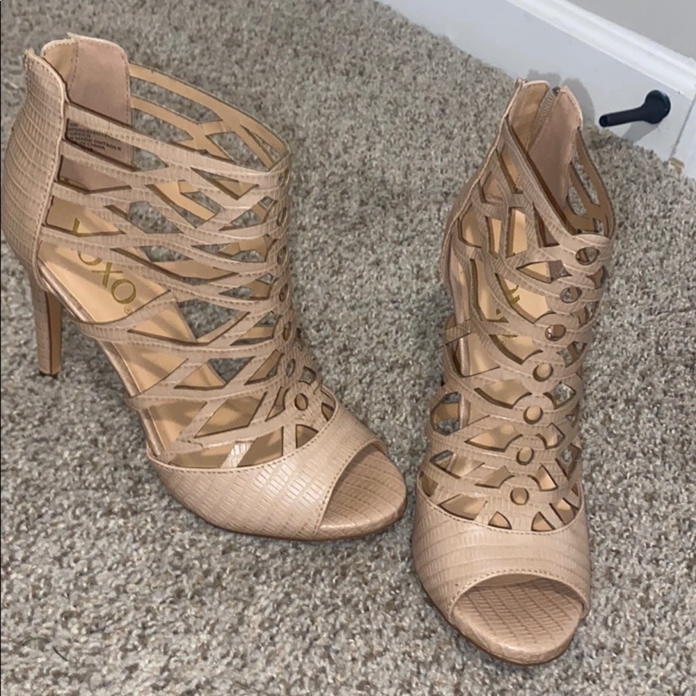 Cute beige heels for a night out 🔥